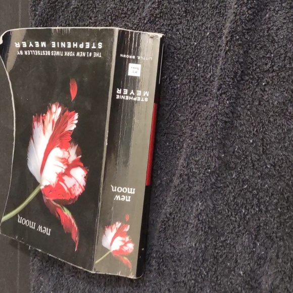 VERY USED NEW MOON PAPERBACK BOOK 2ND BOOK IN TWILIGHT SERIES HAS WEAR - Picture 4 of 15
